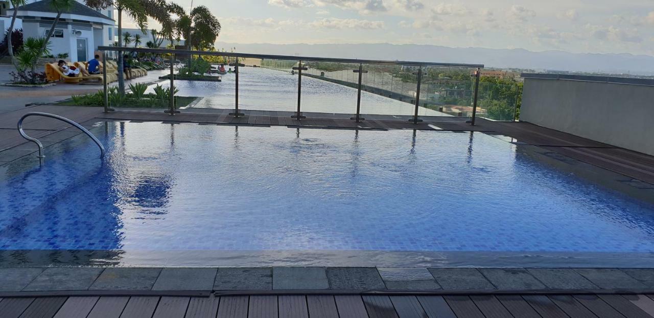 Mactan Newtown Condo With Garden And Ocean View 8Newtown Blvd Lapu-Lapu City Exterior photo