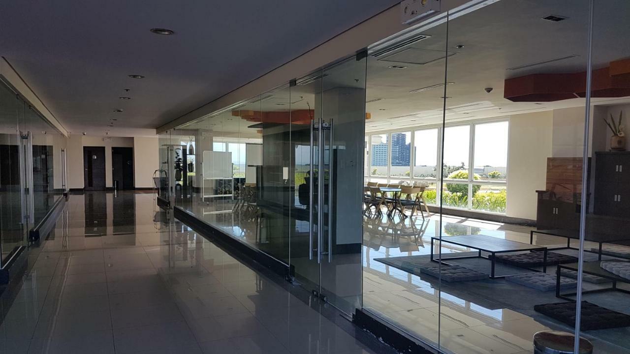 Mactan Newtown Condo With Garden And Ocean View 8Newtown Blvd Lapu-Lapu City Exterior photo