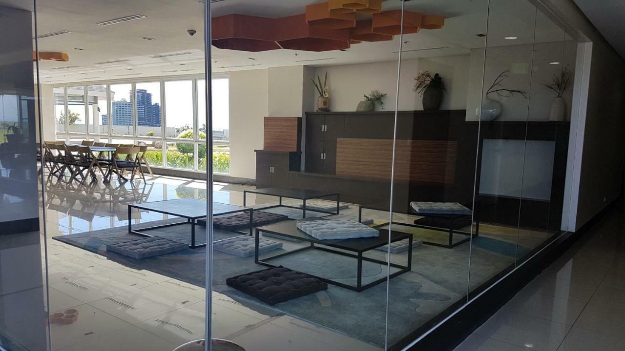 Mactan Newtown Condo With Garden And Ocean View 8Newtown Blvd Lapu-Lapu City Exterior photo