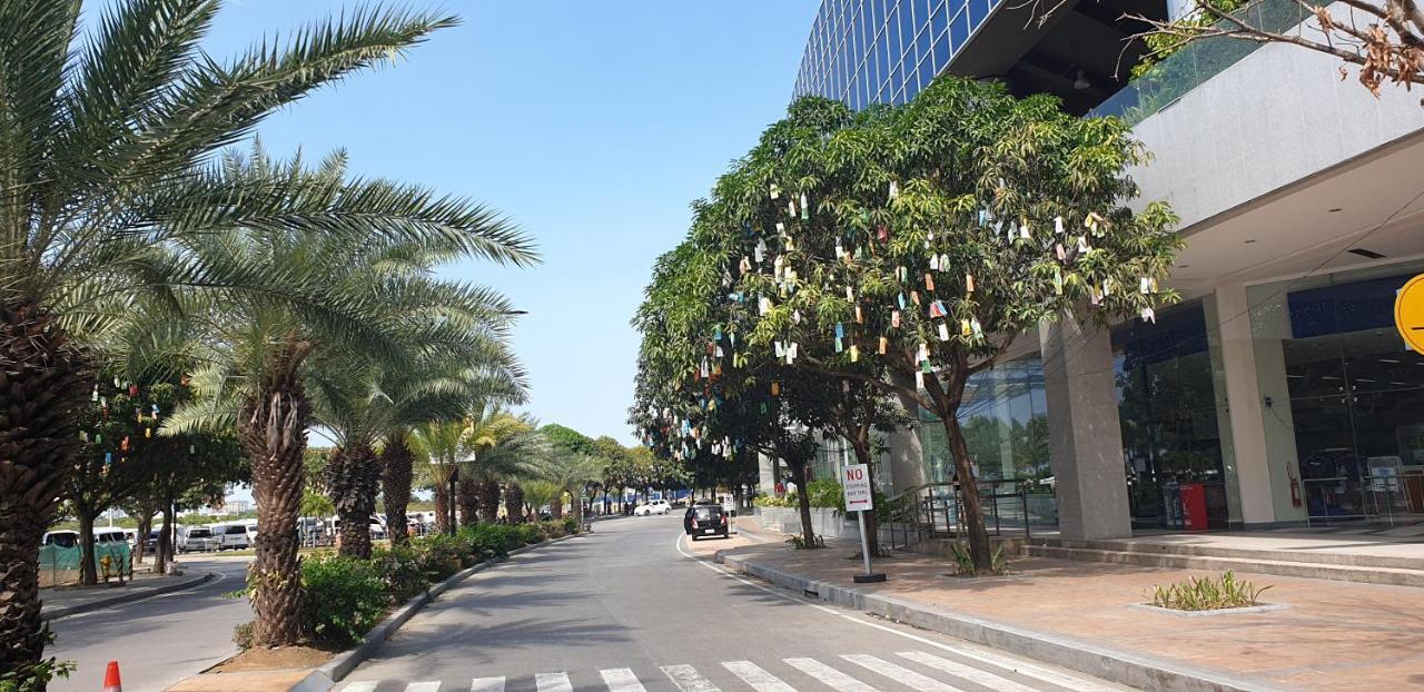 Mactan Newtown Condo With Garden And Ocean View 8Newtown Blvd Lapu-Lapu City Exterior photo