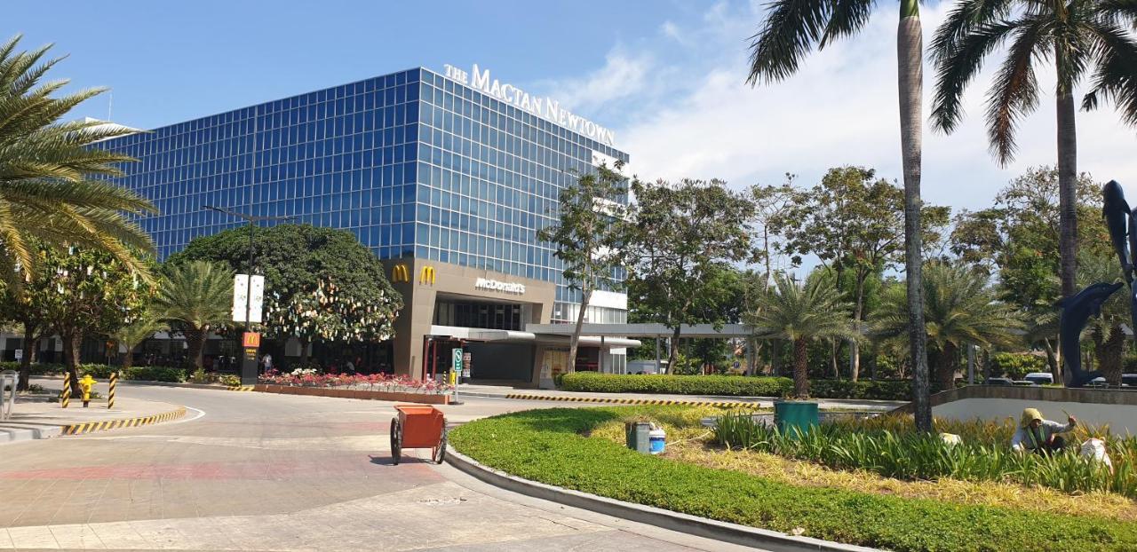 Mactan Newtown Condo With Garden And Ocean View 8Newtown Blvd Lapu-Lapu City Exterior photo