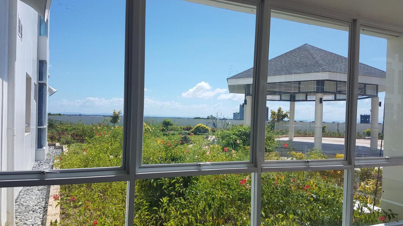 Mactan Newtown Condo With Garden And Ocean View 8Newtown Blvd Lapu-Lapu City Exterior photo